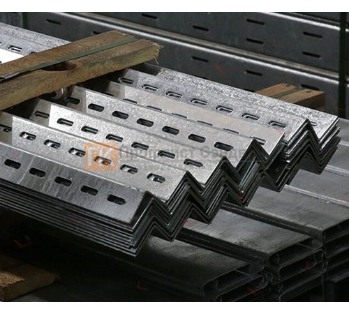L-образный профиль перфорированный К242 60x40x2000-1,5 мм, горячеоцинкованный L-образный профиль перфорированный К242 60x40x2000-1,5 мм, горячеоцинкованный